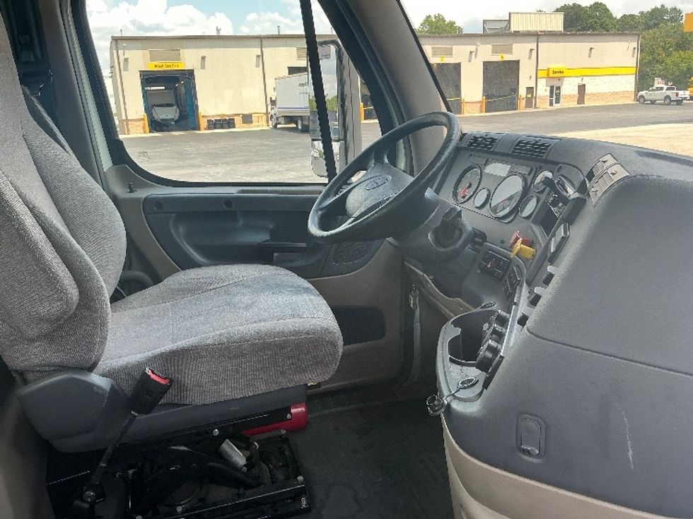 Day Cab Tractor-Heavy Duty Tractors-Freightliner-2020-Cascadia 12564ST-Forest Park-GA-348,768\n\t\tmiles-$ 42,250 - Image 14