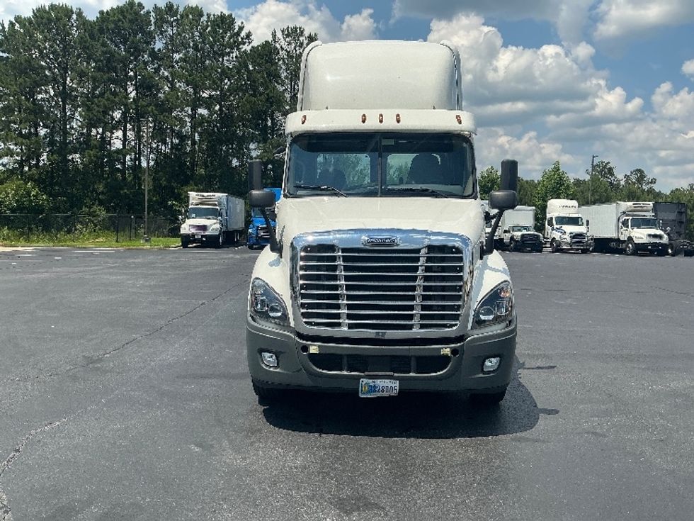 Day Cab Tractor-Heavy Duty Tractors-Freightliner-2020-Cascadia 12564ST-Forest Park-GA-348,768\n\t\tmiles-$ 42,250 - Image 2