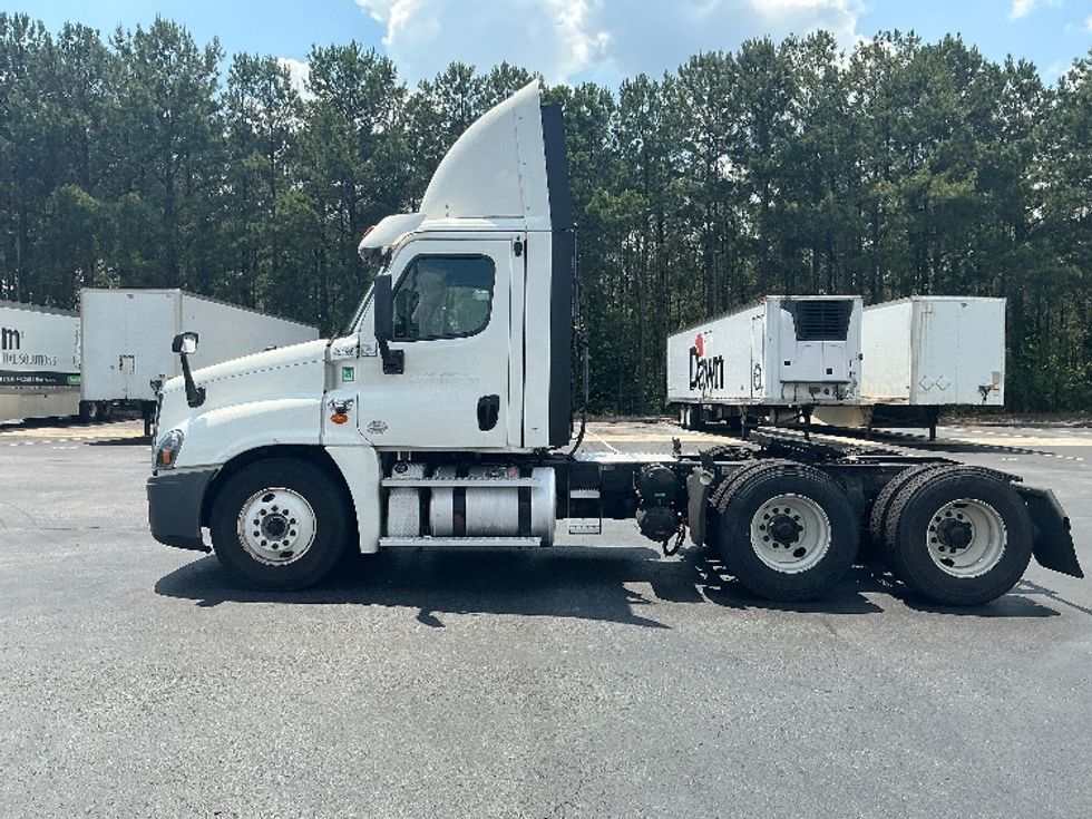 Day Cab Tractor-Heavy Duty Tractors-Freightliner-2020-Cascadia 12564ST-Forest Park-GA-348,768\n\t\tmiles-$ 42,250 - Image 4