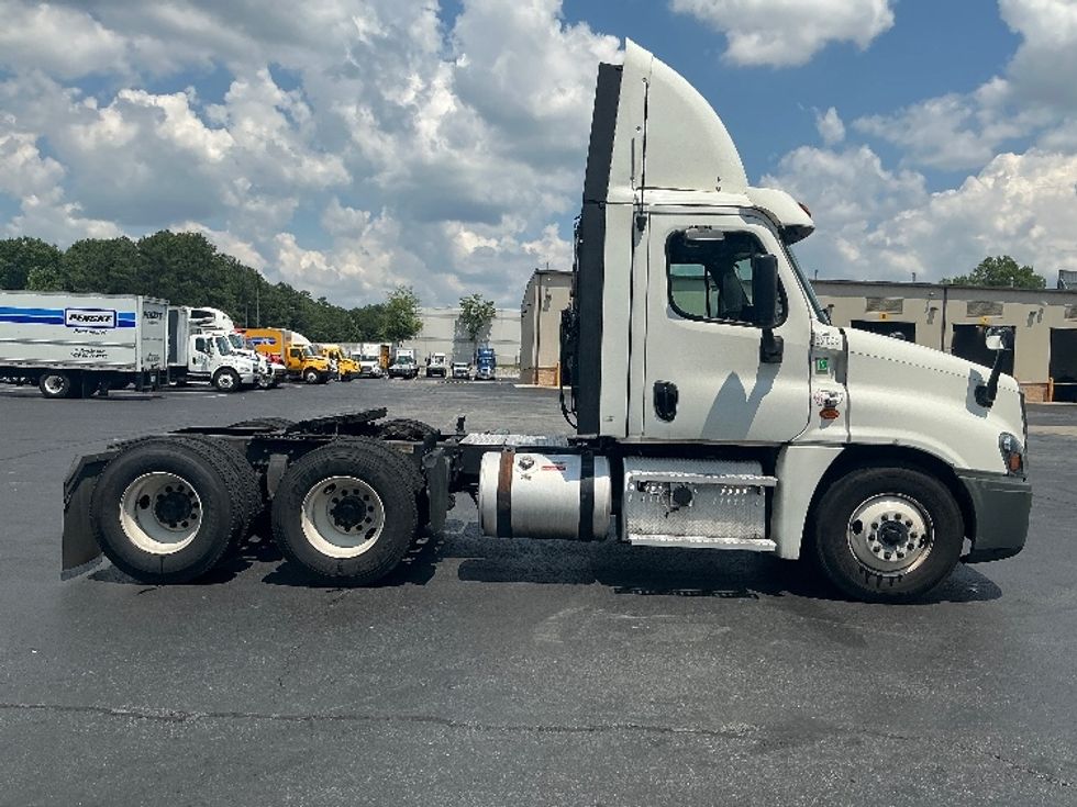 Day Cab Tractor-Heavy Duty Tractors-Freightliner-2020-Cascadia 12564ST-Forest Park-GA-348,768\n\t\tmiles-$ 42,250 - Image 8