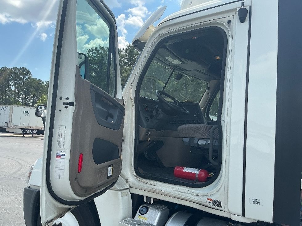 Day Cab Tractor-Heavy Duty Tractors-Freightliner-2020-Cascadia 12564ST-Forest Park-GA-348,768\n\t\tmiles-$ 42,250 - Image 9