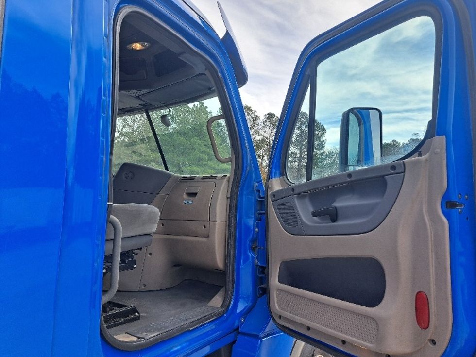 Day Cab Tractor-Heavy Duty Tractors-Freightliner-2020-Cascadia 12564ST-Forest Park-GA-491,488\n\t\tmiles-$ 43,250 - Image 12