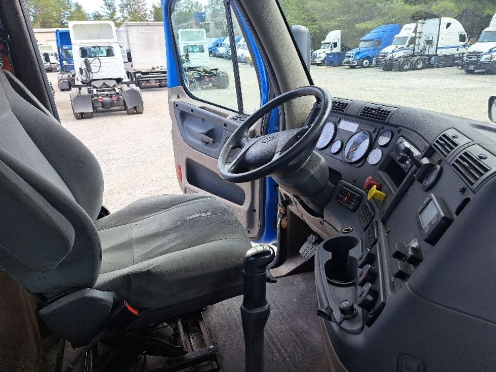 Day Cab Tractor-Heavy Duty Tractors-Freightliner-2020-Cascadia 12564ST-Forest Park-GA-491,488\n\t\tmiles-$ 43,250 - Image 14