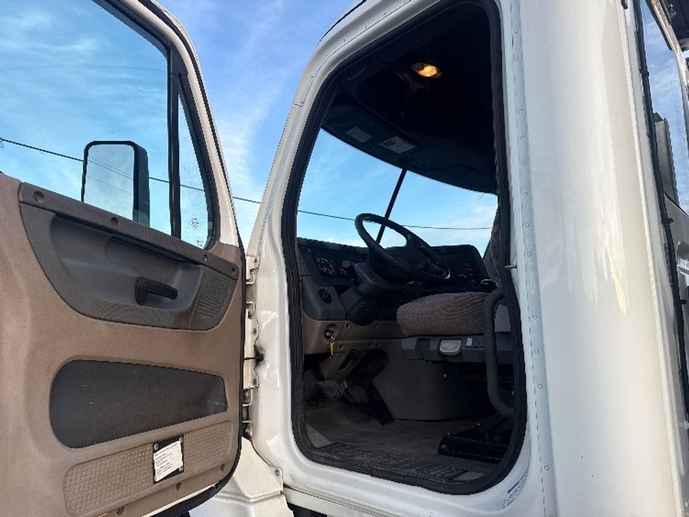 Day Cab Tractor-Heavy Duty Tractors-Freightliner-2020-Cascadia 12564ST-Fort Wayne-IN-374,860\n\t\tmiles-$ 43,000 - Image 9