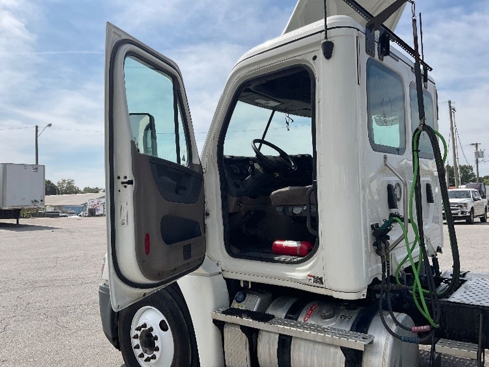 Day Cab Tractor-Heavy Duty Tractors-Freightliner-2020-Cascadia 12564ST-Fort Wayne-IN-433,703\n\t\tmiles-$ 41,250 - Image 9