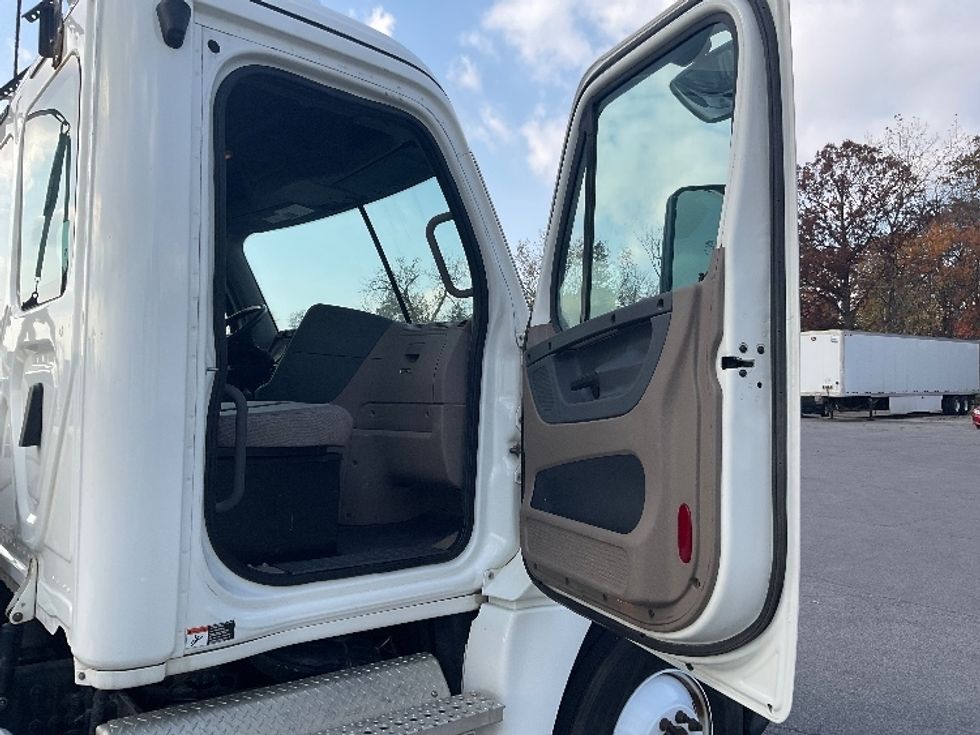 Day Cab Tractor-Heavy Duty Tractors-Freightliner-2020-Cascadia 12564ST-Fort Wayne-IN-572,349\n\t\tmiles-$ 30,500 - Image 12