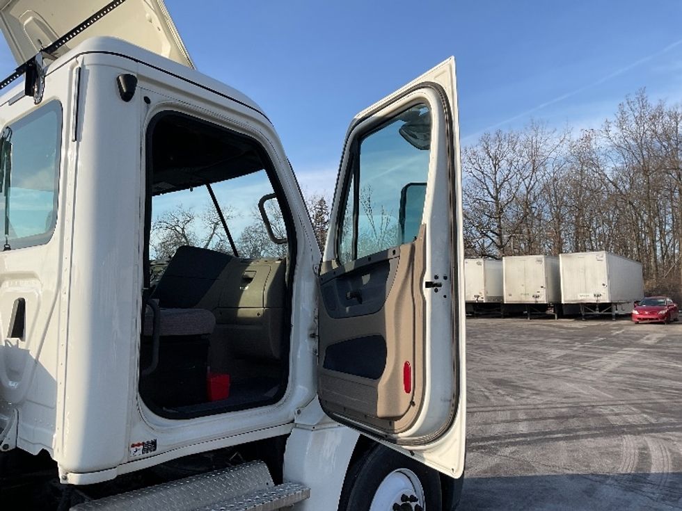 Day Cab Tractor-Heavy Duty Tractors-Freightliner-2020-Cascadia 12564ST-Fort Wayne-IN-670,574\n\t\tmiles-$ 29,750 - Image 12