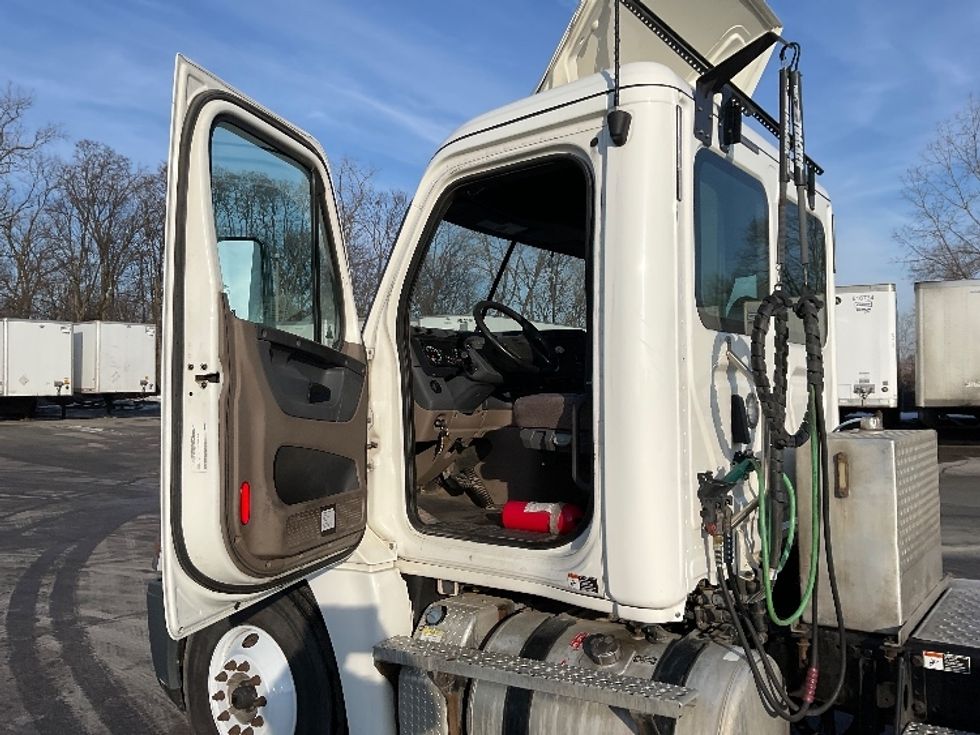 Day Cab Tractor-Heavy Duty Tractors-Freightliner-2020-Cascadia 12564ST-Fort Wayne-IN-670,574\n\t\tmiles-$ 29,750 - Image 9