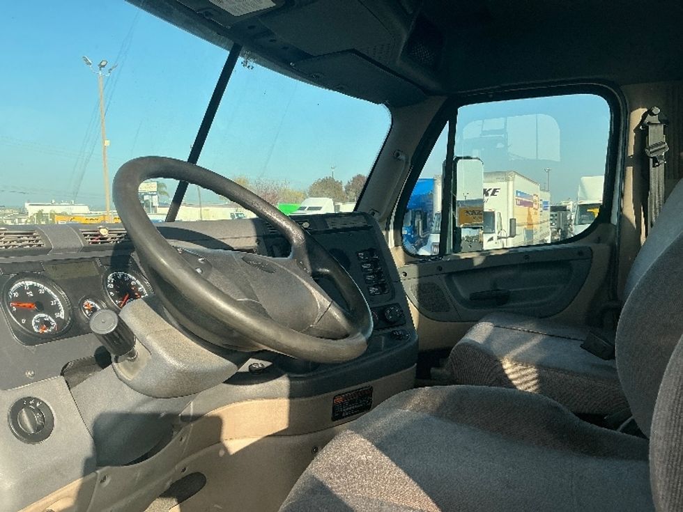 Day Cab Tractor-Heavy Duty Tractors-Freightliner-2020-Cascadia 12564ST-Fresno-CA-402,286\n\t\tmiles-$ 48,500 - Image 10