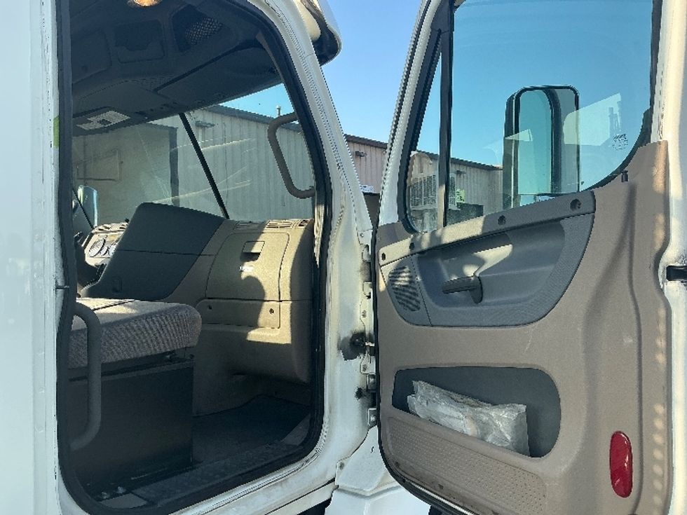 Day Cab Tractor-Heavy Duty Tractors-Freightliner-2020-Cascadia 12564ST-Fresno-CA-402,286\n\t\tmiles-$ 48,500 - Image 12