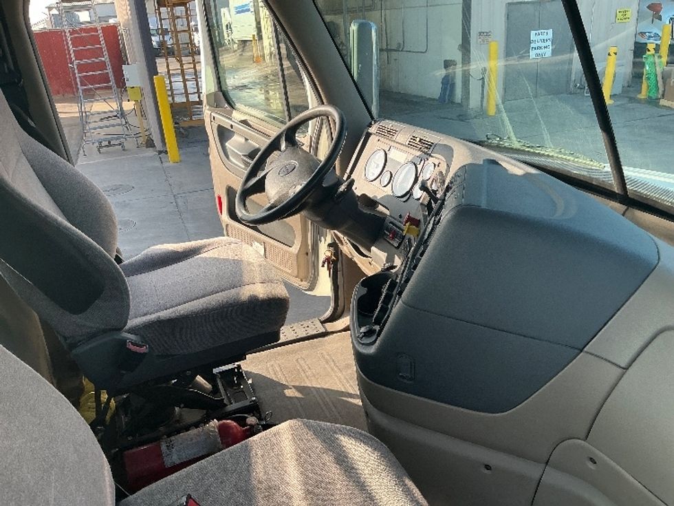 Day Cab Tractor-Heavy Duty Tractors-Freightliner-2020-Cascadia 12564ST-Fresno-CA-402,286\n\t\tmiles-$ 48,500 - Image 14