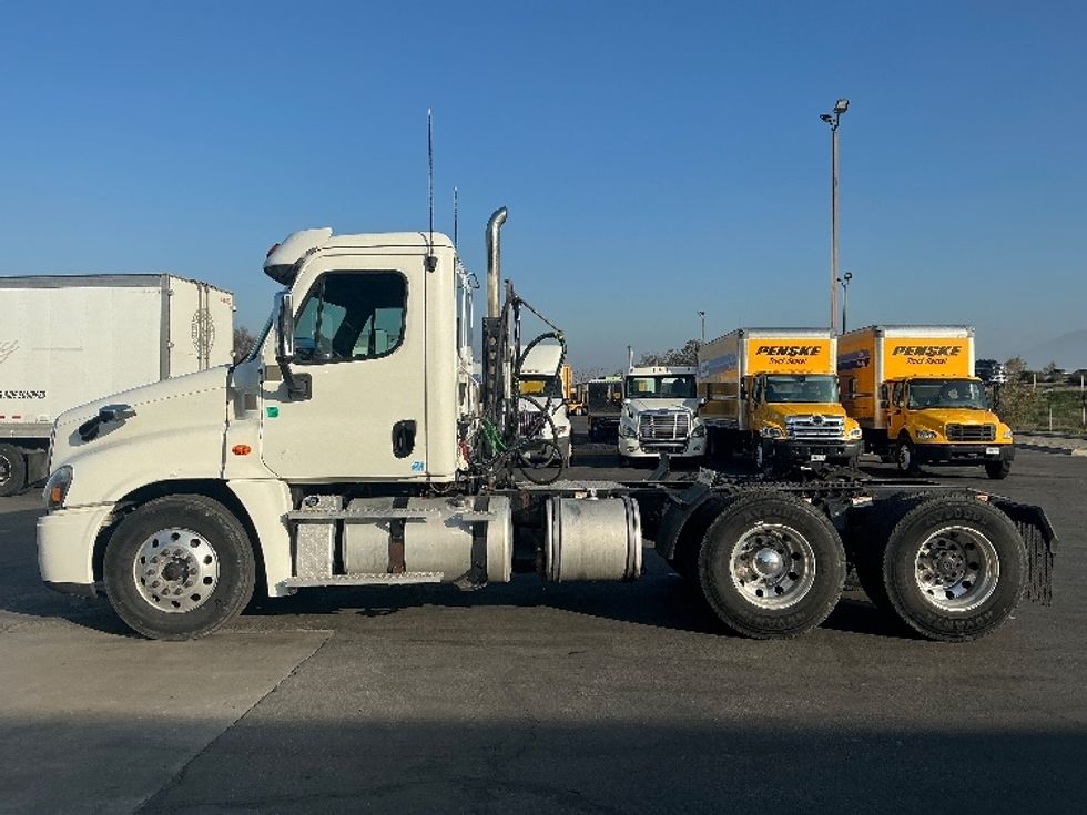 Day Cab Tractor-Heavy Duty Tractors-Freightliner-2020-Cascadia 12564ST-Fresno-CA-402,286\n\t\tmiles-$ 48,500 - Image 4