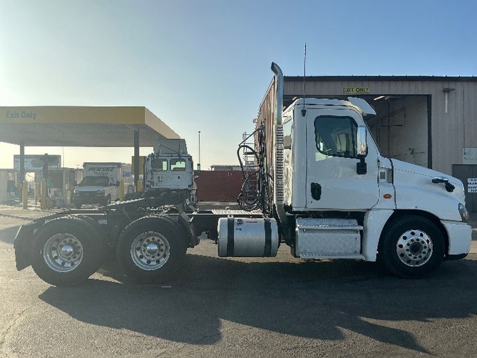 Day Cab Tractor-Heavy Duty Tractors-Freightliner-2020-Cascadia 12564ST-Fresno-CA-402,286\n\t\tmiles-$ 48,500 - Image 8