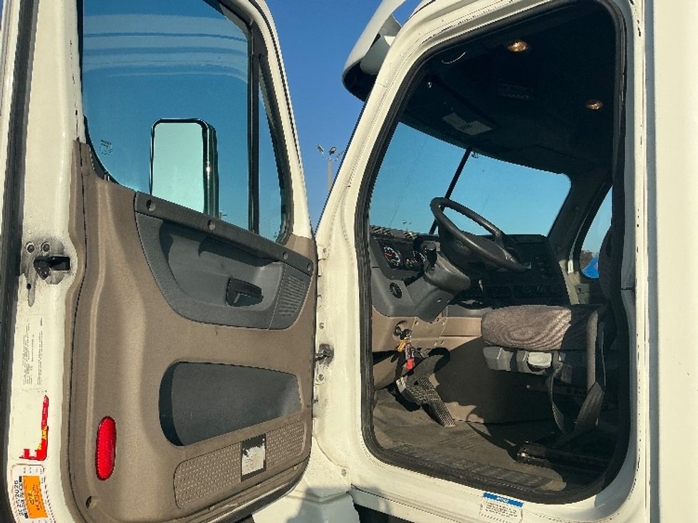 Day Cab Tractor-Heavy Duty Tractors-Freightliner-2020-Cascadia 12564ST-Fresno-CA-402,286\n\t\tmiles-$ 48,500 - Image 9