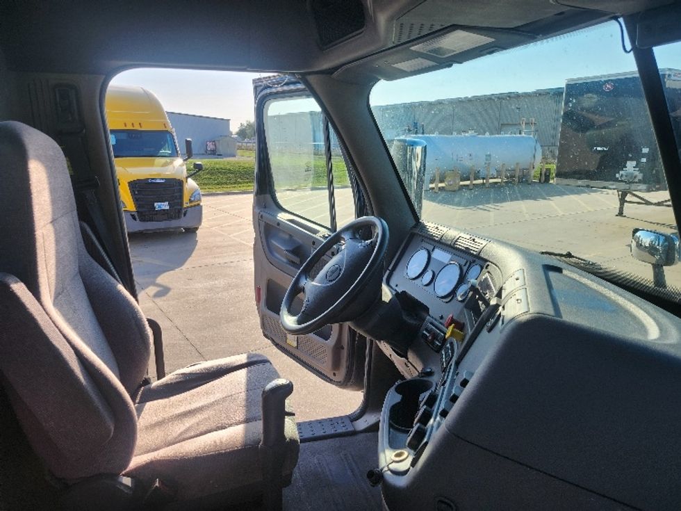 Day Cab Tractor-Heavy Duty Tractors-Freightliner-2020-Cascadia 12564ST-Goshen-IN-150,082\n\t\tmiles-$ 54,500 - Image 14