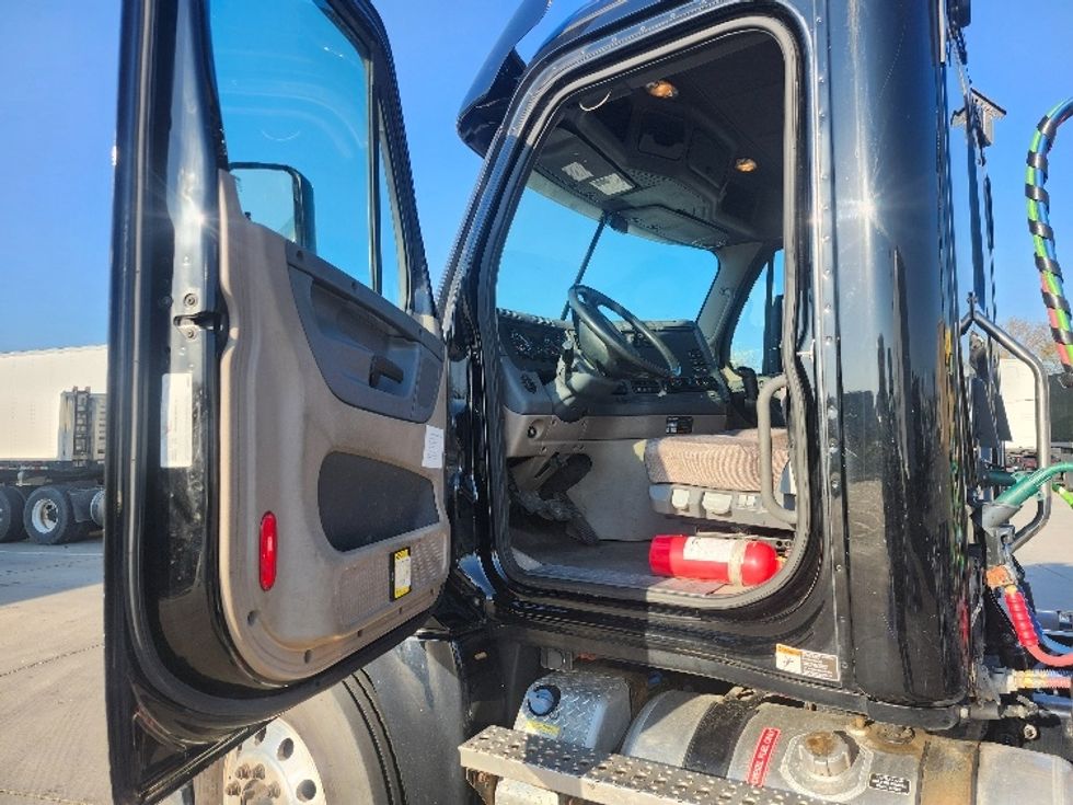 Day Cab Tractor-Heavy Duty Tractors-Freightliner-2020-Cascadia 12564ST-Goshen-IN-150,082\n\t\tmiles-$ 54,500 - Image 9