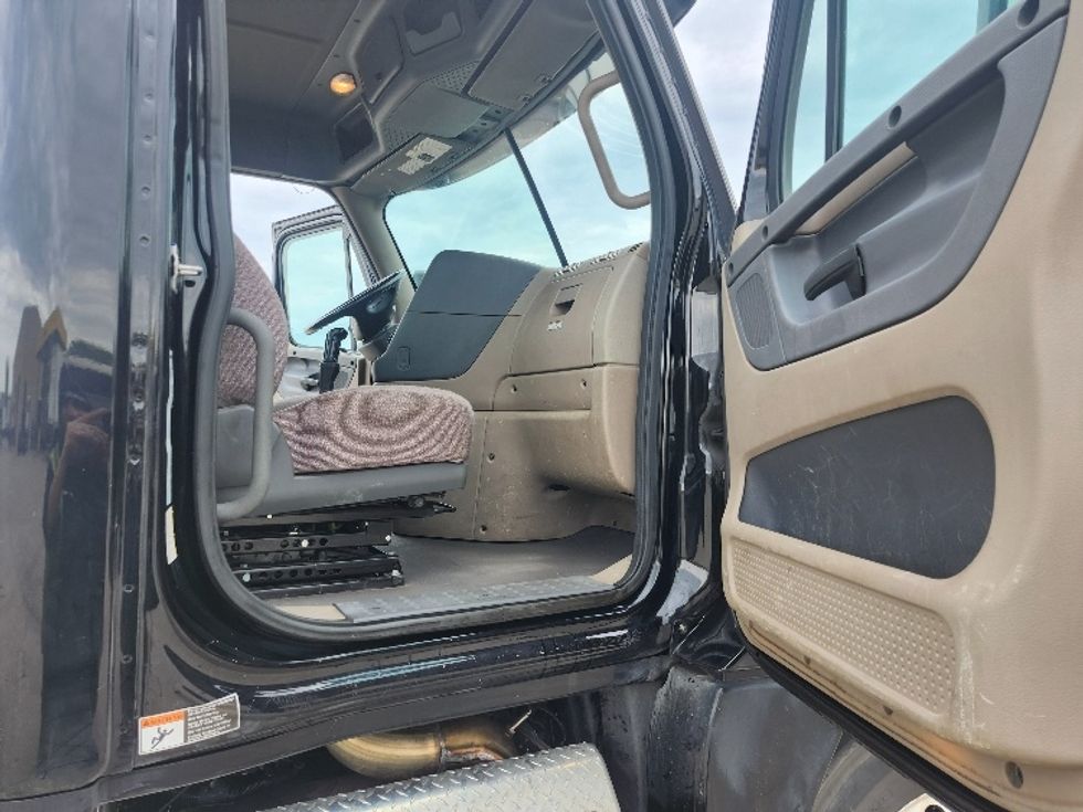 Day Cab Tractor-Heavy Duty Tractors-Freightliner-2020-Cascadia 12564ST-Goshen-IN-167,316\n\t\tmiles-$ 53,500 - Image 12