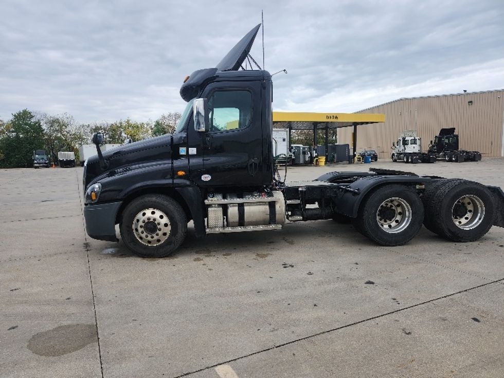 Day Cab Tractor-Heavy Duty Tractors-Freightliner-2020-Cascadia 12564ST-Goshen-IN-167,316\n\t\tmiles-$ 53,500 - Image 4