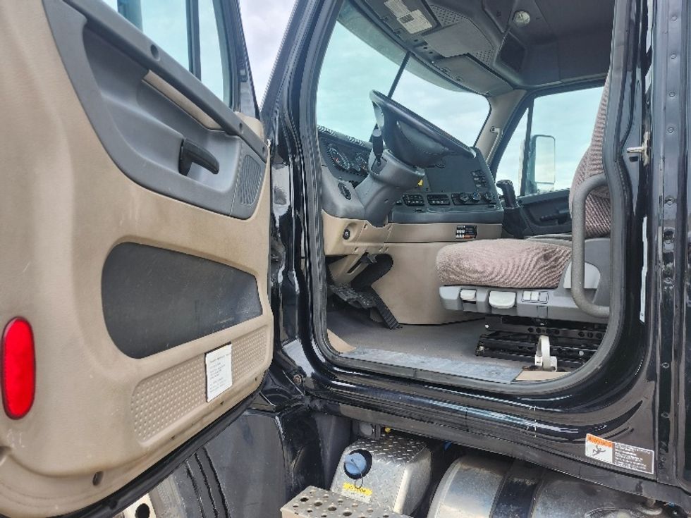 Day Cab Tractor-Heavy Duty Tractors-Freightliner-2020-Cascadia 12564ST-Goshen-IN-167,316\n\t\tmiles-$ 53,500 - Image 9