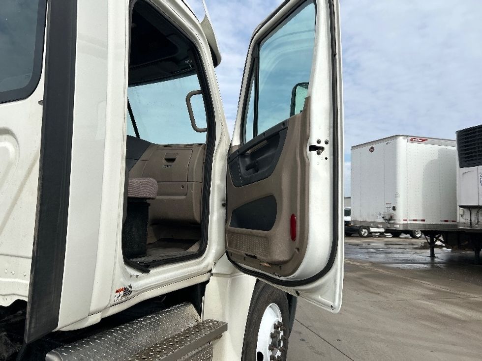 Day Cab Tractor-Heavy Duty Tractors-Freightliner-2020-Cascadia 12564ST-Goshen-IN-235,780\n\t\tmiles-$ 52,000 - Image 12