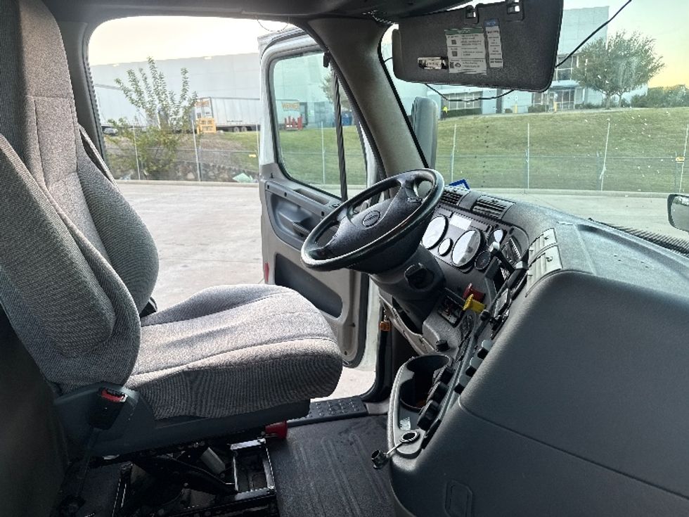 Day Cab Tractor-Heavy Duty Tractors-Freightliner-2020-Cascadia 12564ST-Grand Prairie-TX-240,092\n\t\tmiles-$ 58,500 - Image 14