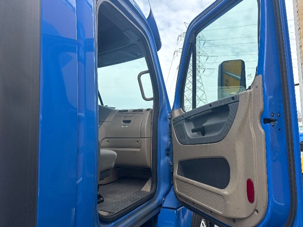 2020 Freightliner Cascadia 125" Sleeper Cab photo 10