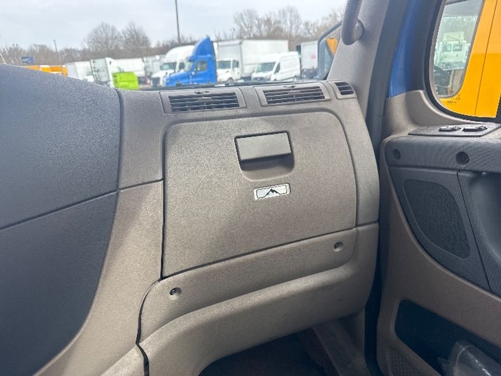 2020 Freightliner Cascadia 125" Sleeper Cab photo 11