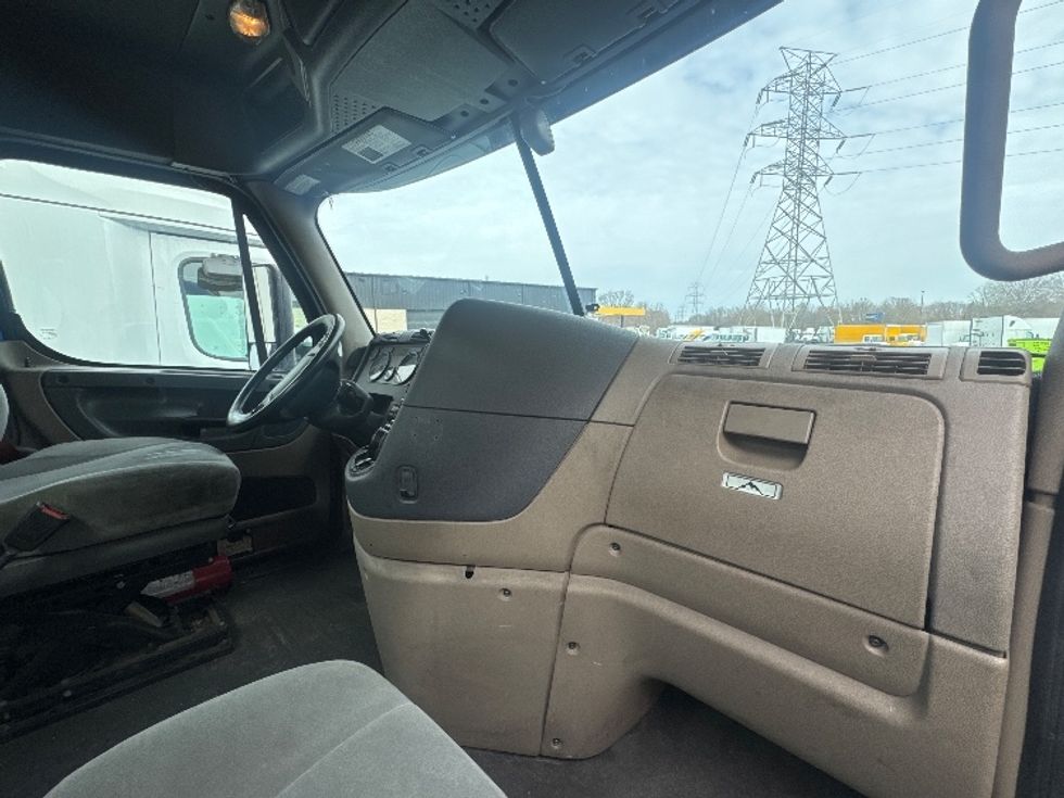 2020 Freightliner Cascadia 125" Sleeper Cab photo 12