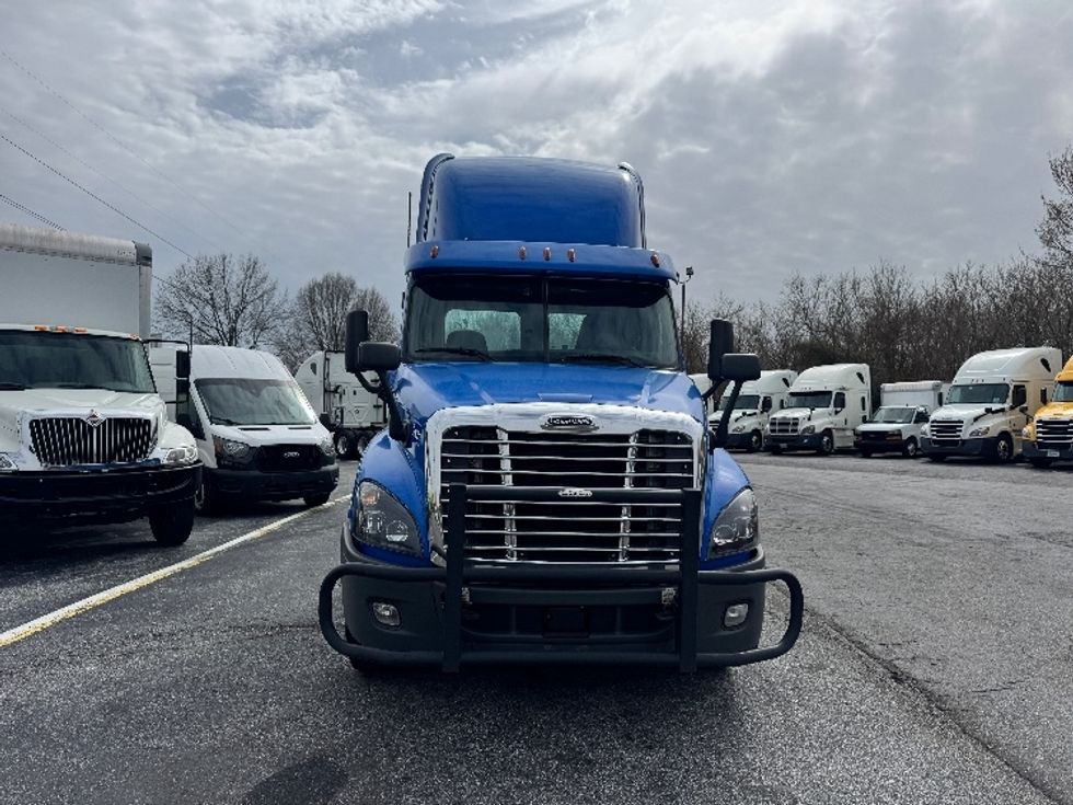 2020 Freightliner Cascadia 125" Sleeper Cab photo 2