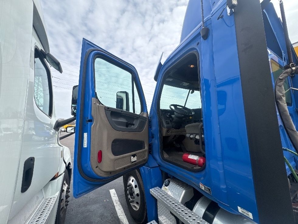 2020 Freightliner Cascadia 125" Sleeper Cab photo 9