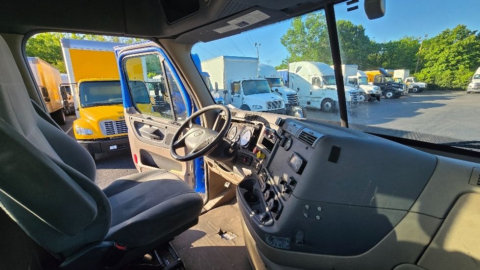 Day Cab Tractor-Heavy Duty Tractors-Freightliner-2020-Cascadia 12564ST-Greensboro-NC-503,451\n\t\tmiles-$ 42,250 - Image 14