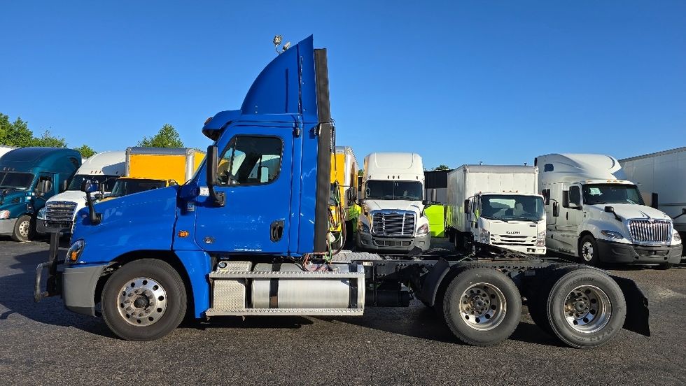 Day Cab Tractor-Heavy Duty Tractors-Freightliner-2020-Cascadia 12564ST-Greensboro-NC-503,451\n\t\tmiles-$ 42,250 - Image 4