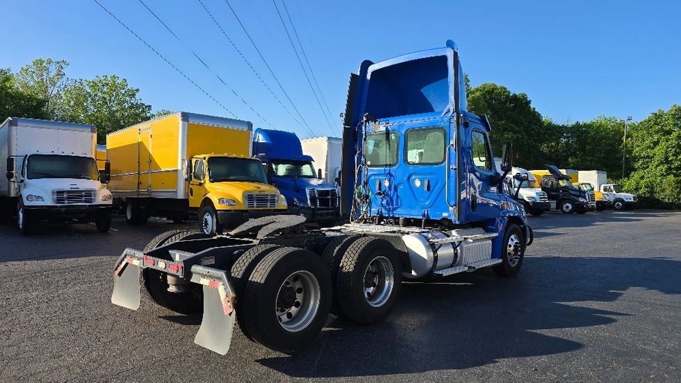 Day Cab Tractor-Heavy Duty Tractors-Freightliner-2020-Cascadia 12564ST-Greensboro-NC-503,451\n\t\tmiles-$ 42,250 - Image 8