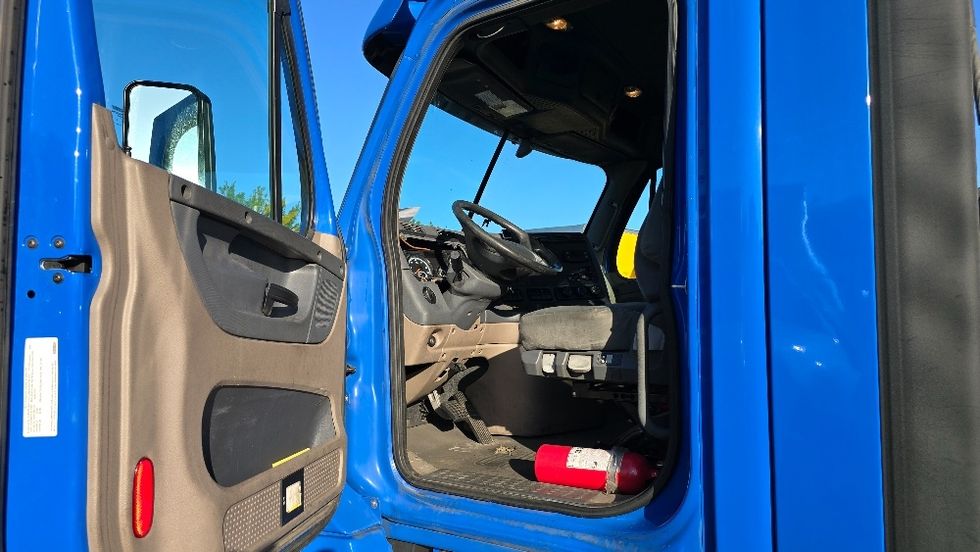 Day Cab Tractor-Heavy Duty Tractors-Freightliner-2020-Cascadia 12564ST-Greensboro-NC-503,451\n\t\tmiles-$ 42,250 - Image 9