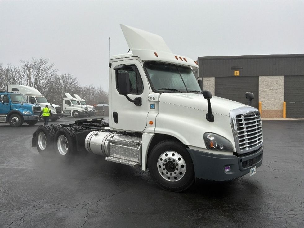 Day Cab Tractor-Heavy Duty Tractors-Freightliner-2020-Cascadia 12564ST-Harrisburg-PA-320,571\n\t\tmiles-$ 46,500 - Image 1