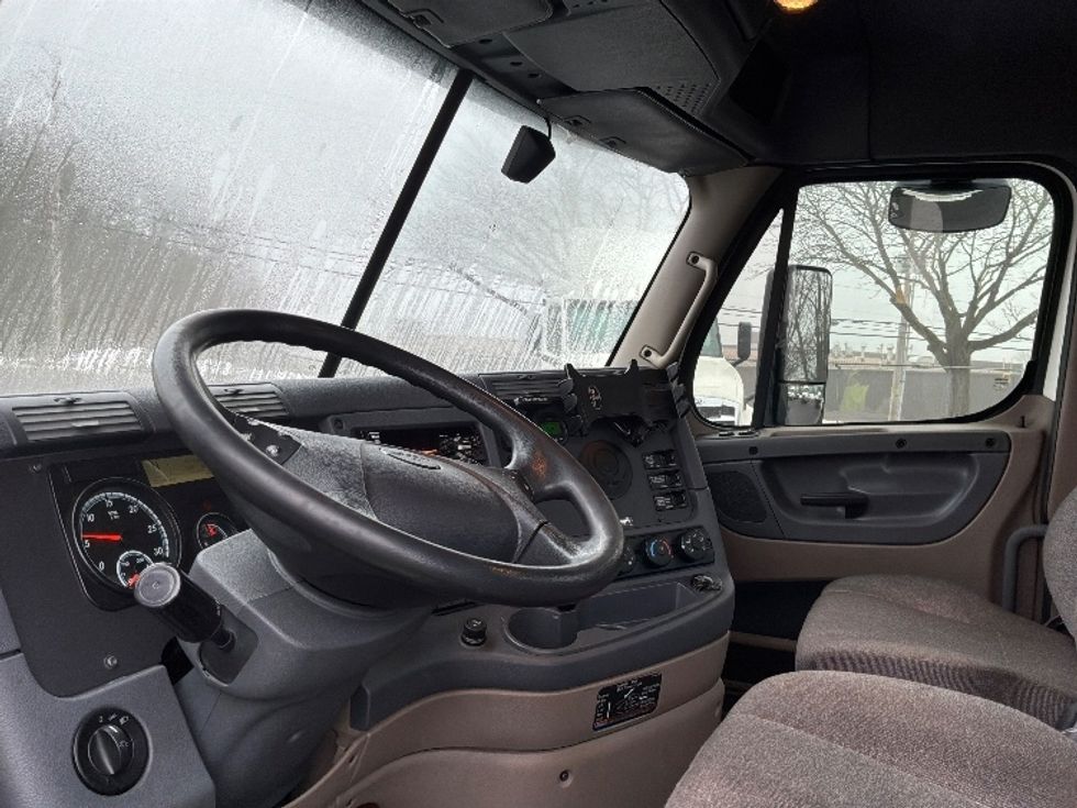 Day Cab Tractor-Heavy Duty Tractors-Freightliner-2020-Cascadia 12564ST-Harrisburg-PA-320,571\n\t\tmiles-$ 46,500 - Image 10
