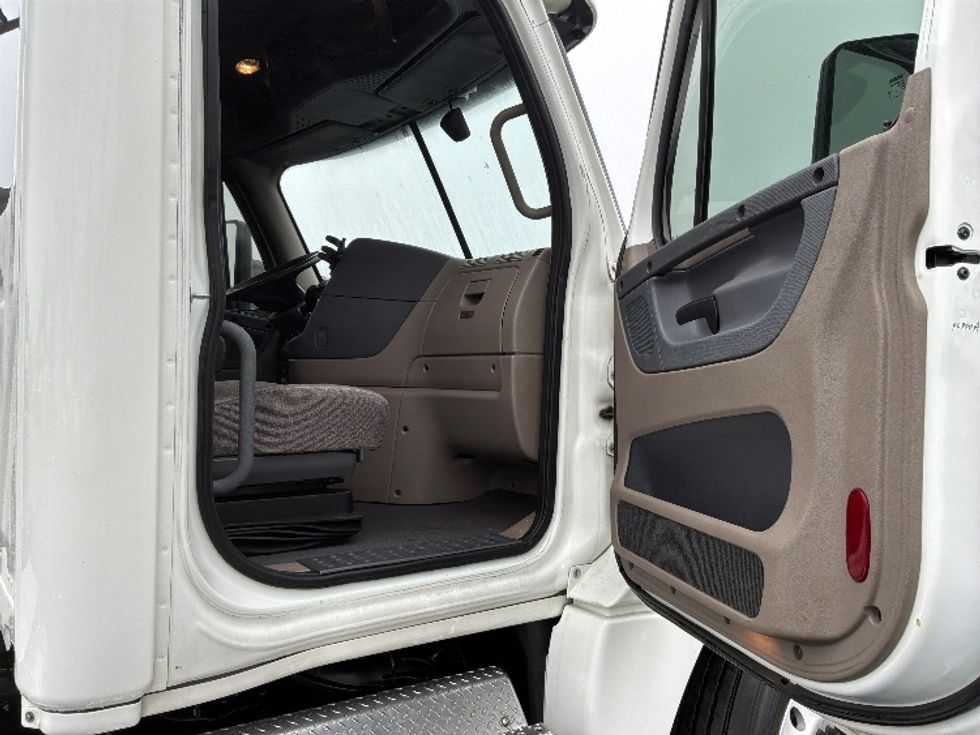 Day Cab Tractor-Heavy Duty Tractors-Freightliner-2020-Cascadia 12564ST-Harrisburg-PA-320,571\n\t\tmiles-$ 46,500 - Image 12