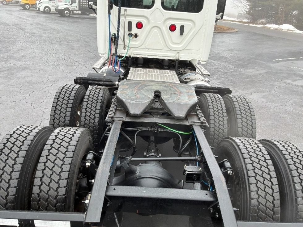 Day Cab Tractor-Heavy Duty Tractors-Freightliner-2020-Cascadia 12564ST-Harrisburg-PA-320,571\n\t\tmiles-$ 46,500 - Image 6