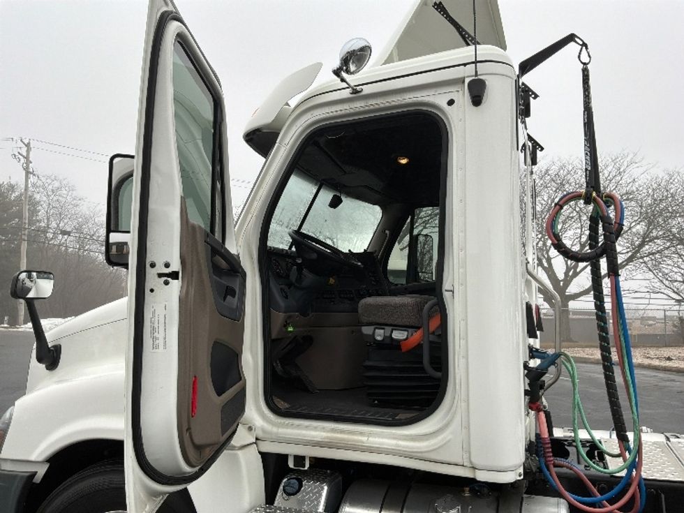 Day Cab Tractor-Heavy Duty Tractors-Freightliner-2020-Cascadia 12564ST-Harrisburg-PA-320,571\n\t\tmiles-$ 46,500 - Image 9