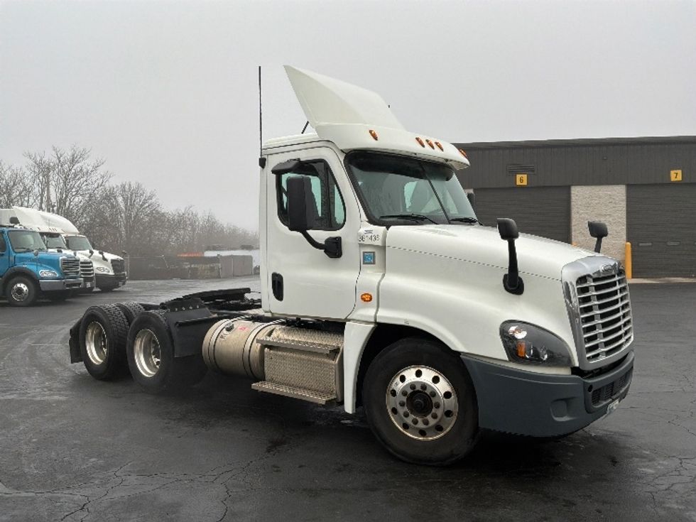 Day Cab Tractor-Heavy Duty Tractors-Freightliner-2020-Cascadia 12564ST-Harrisburg-PA-336,628\n\t\tmiles-$ 42,750 - Image 1