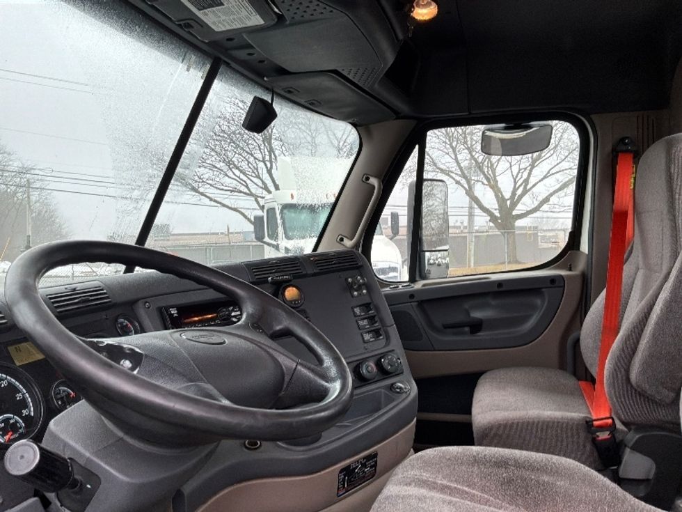 Day Cab Tractor-Heavy Duty Tractors-Freightliner-2020-Cascadia 12564ST-Harrisburg-PA-336,628\n\t\tmiles-$ 42,750 - Image 10