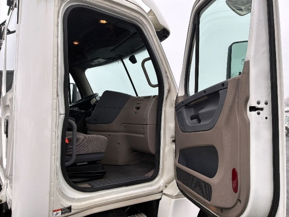Day Cab Tractor-Heavy Duty Tractors-Freightliner-2020-Cascadia 12564ST-Harrisburg-PA-336,628\n\t\tmiles-$ 42,750 - Image 12