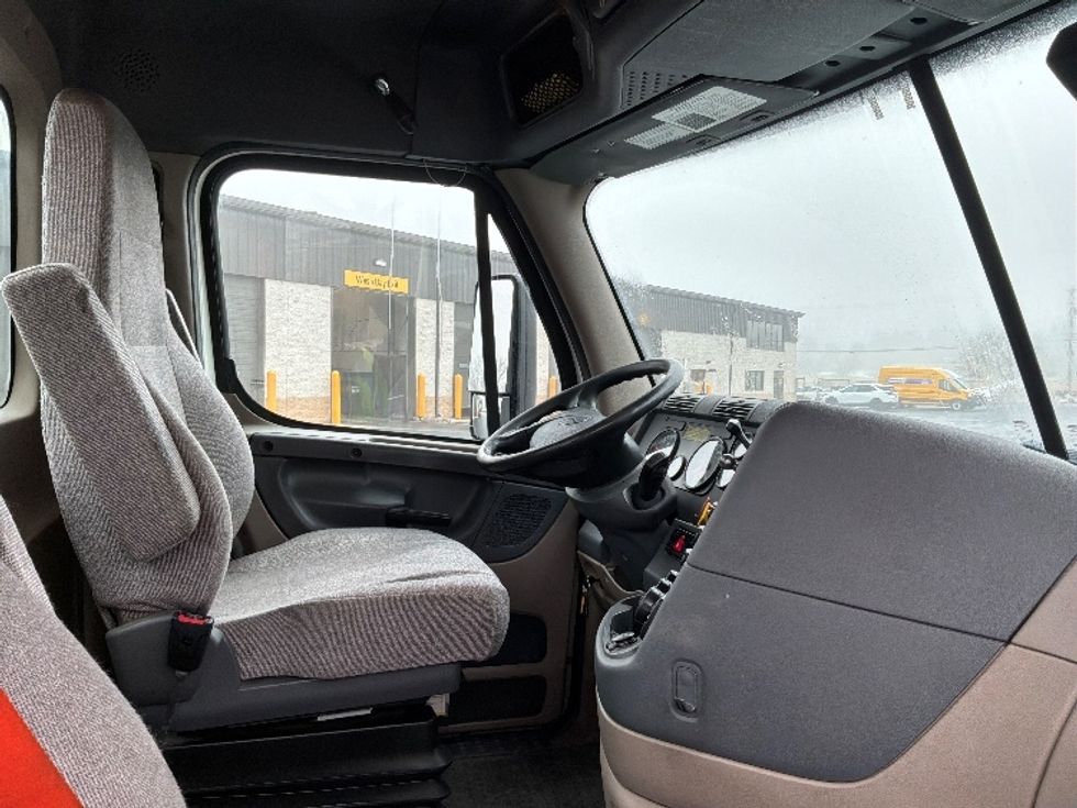 Day Cab Tractor-Heavy Duty Tractors-Freightliner-2020-Cascadia 12564ST-Harrisburg-PA-336,628\n\t\tmiles-$ 42,750 - Image 14