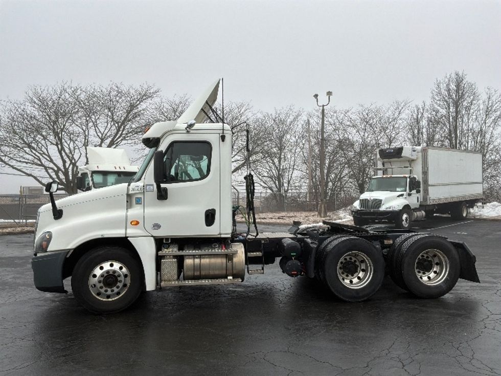Day Cab Tractor-Heavy Duty Tractors-Freightliner-2020-Cascadia 12564ST-Harrisburg-PA-336,628\n\t\tmiles-$ 42,750 - Image 4