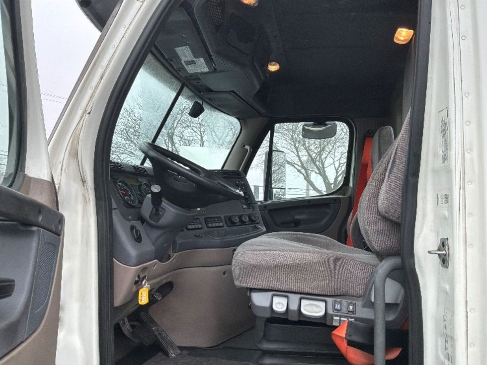 Day Cab Tractor-Heavy Duty Tractors-Freightliner-2020-Cascadia 12564ST-Harrisburg-PA-336,628\n\t\tmiles-$ 42,750 - Image 9