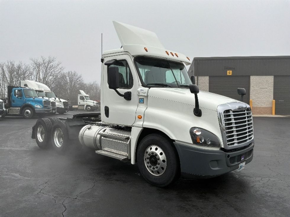 Day Cab Tractor-Heavy Duty Tractors-Freightliner-2020-Cascadia 12564ST-Harrisburg-PA-357,125\n\t\tmiles-$ 44,750 - Image 1