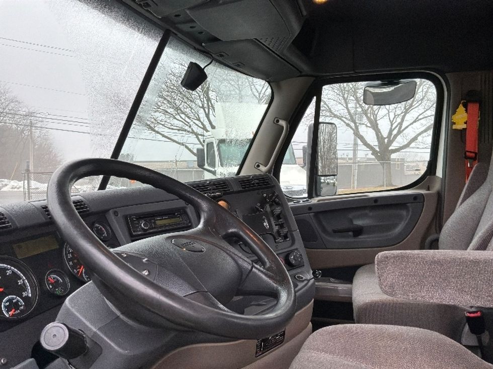 Day Cab Tractor-Heavy Duty Tractors-Freightliner-2020-Cascadia 12564ST-Harrisburg-PA-357,125\n\t\tmiles-$ 44,750 - Image 10