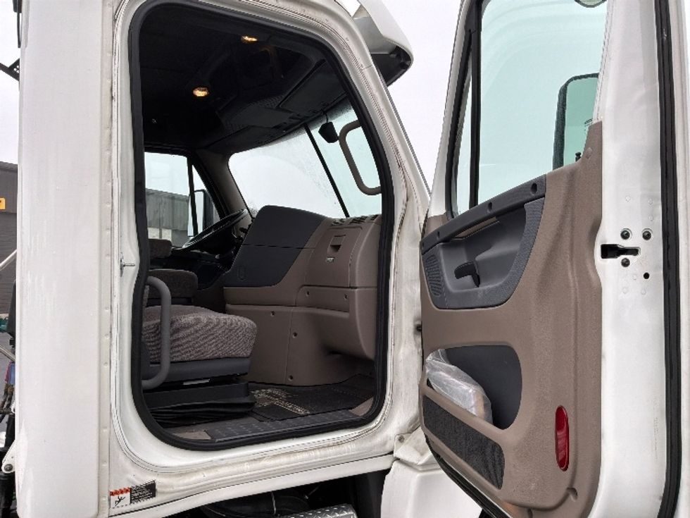 Day Cab Tractor-Heavy Duty Tractors-Freightliner-2020-Cascadia 12564ST-Harrisburg-PA-357,125\n\t\tmiles-$ 44,750 - Image 12