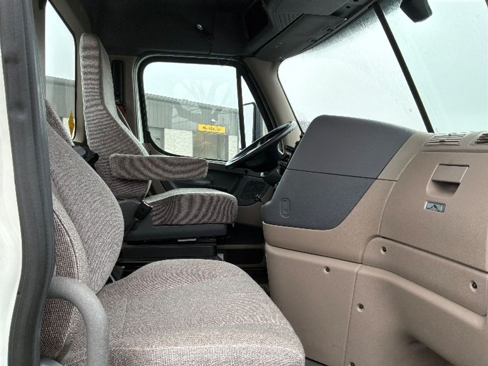 Day Cab Tractor-Heavy Duty Tractors-Freightliner-2020-Cascadia 12564ST-Harrisburg-PA-357,125\n\t\tmiles-$ 44,750 - Image 14