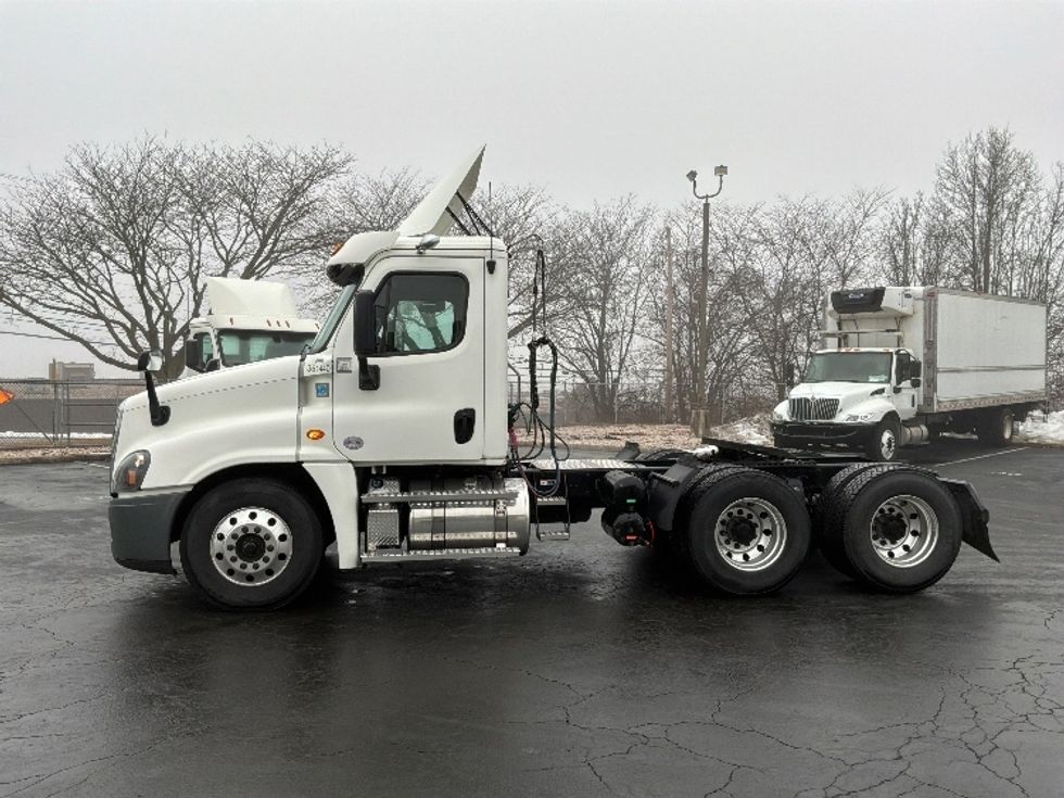 Day Cab Tractor-Heavy Duty Tractors-Freightliner-2020-Cascadia 12564ST-Harrisburg-PA-357,125\n\t\tmiles-$ 44,750 - Image 4